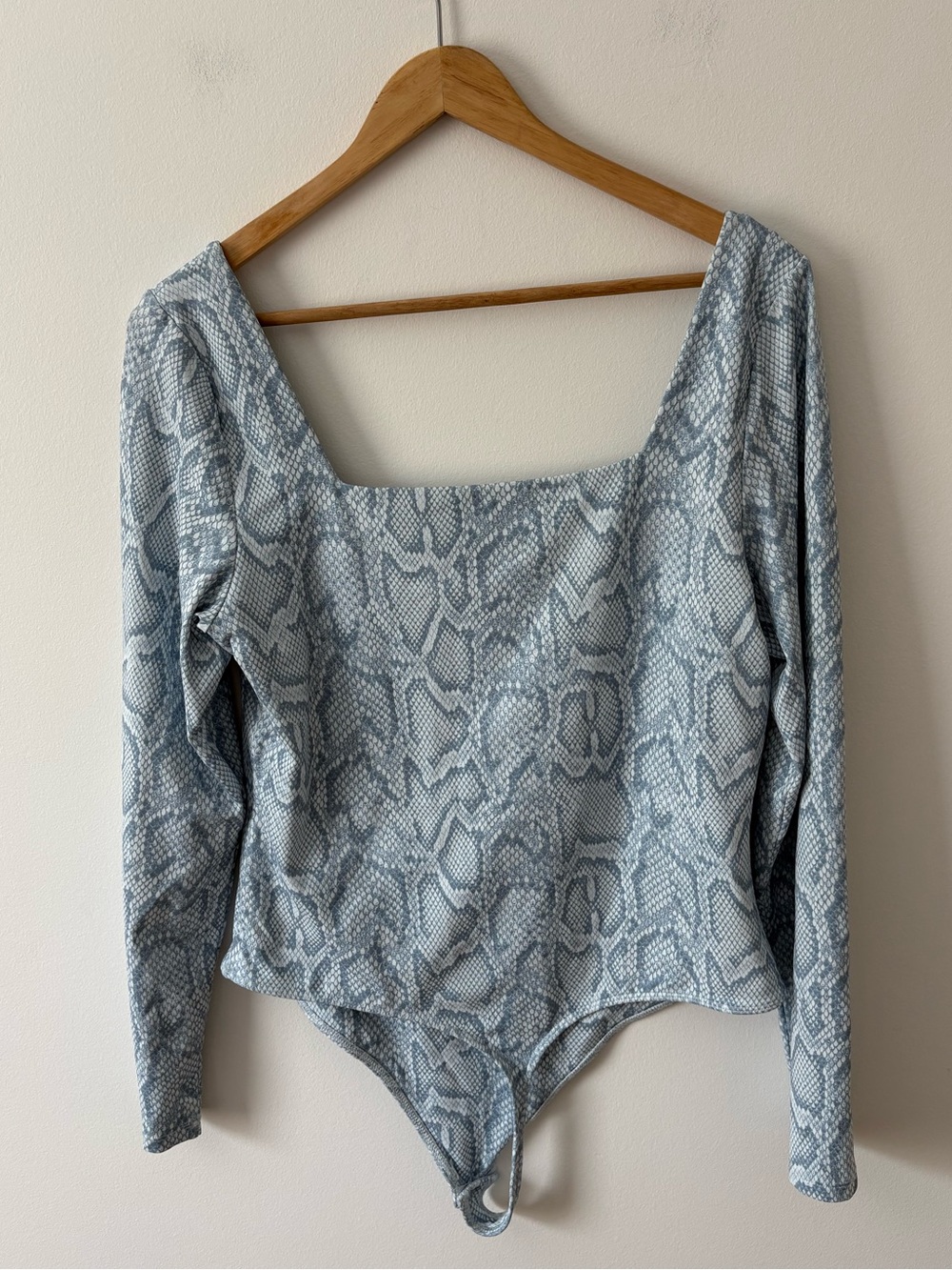 Aritzia Babaton Contour Long-Sleeve Square-Neck Snakeskin Bodysuit Size XL Fall - Picture 7 of 10